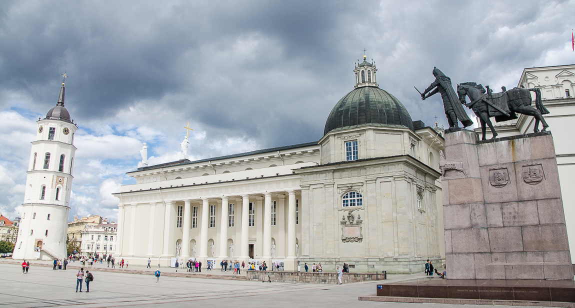 lithuaniavilniusthecathedralbasilicaofststanislausandstladislausrearview.jpg