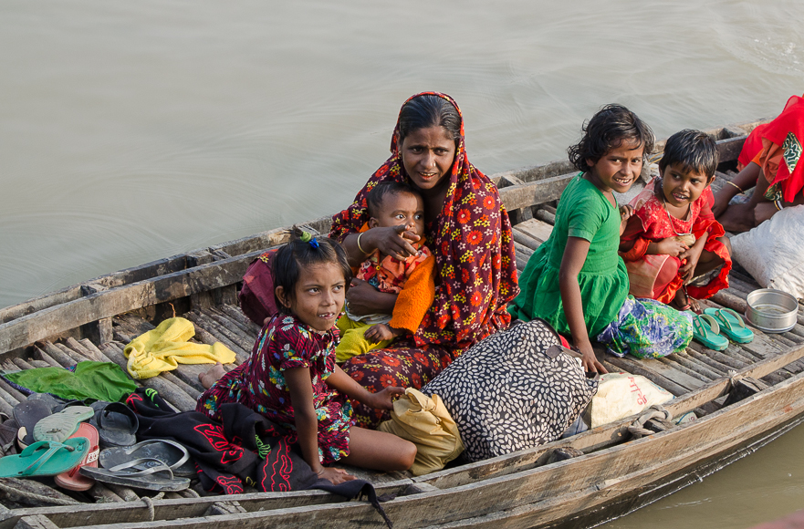 sundarbanfishermanvillagefamilyontheway.jpg