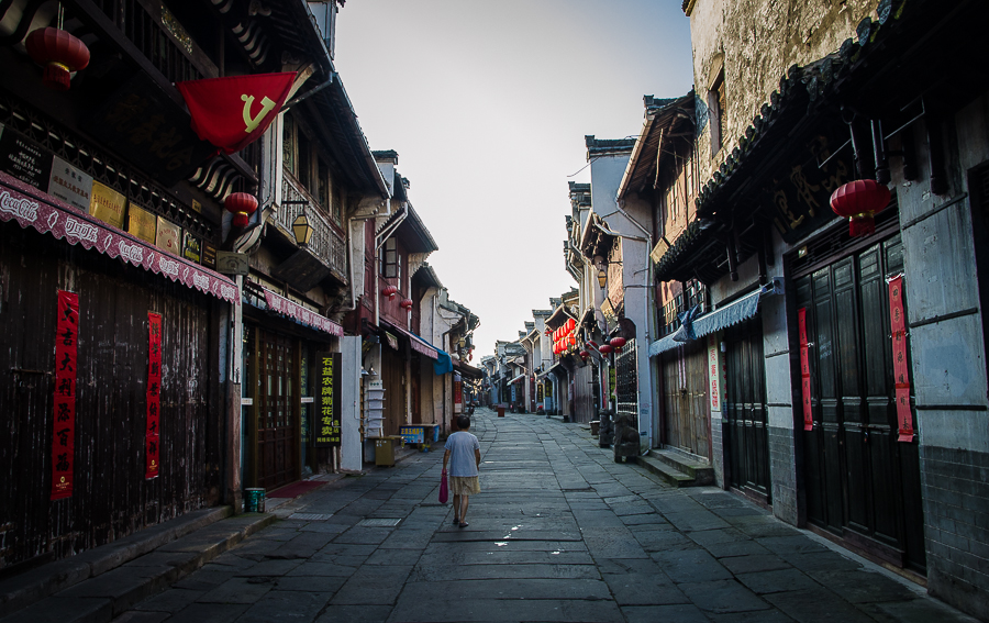 huangshanoldstreetmorningwalk.jpg