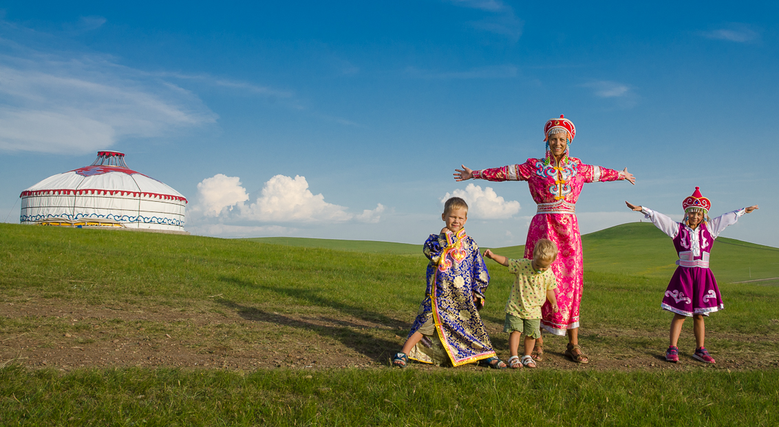 innermongoliahulunbuirgrasslandsvinkosinmongolianclothes.jpg