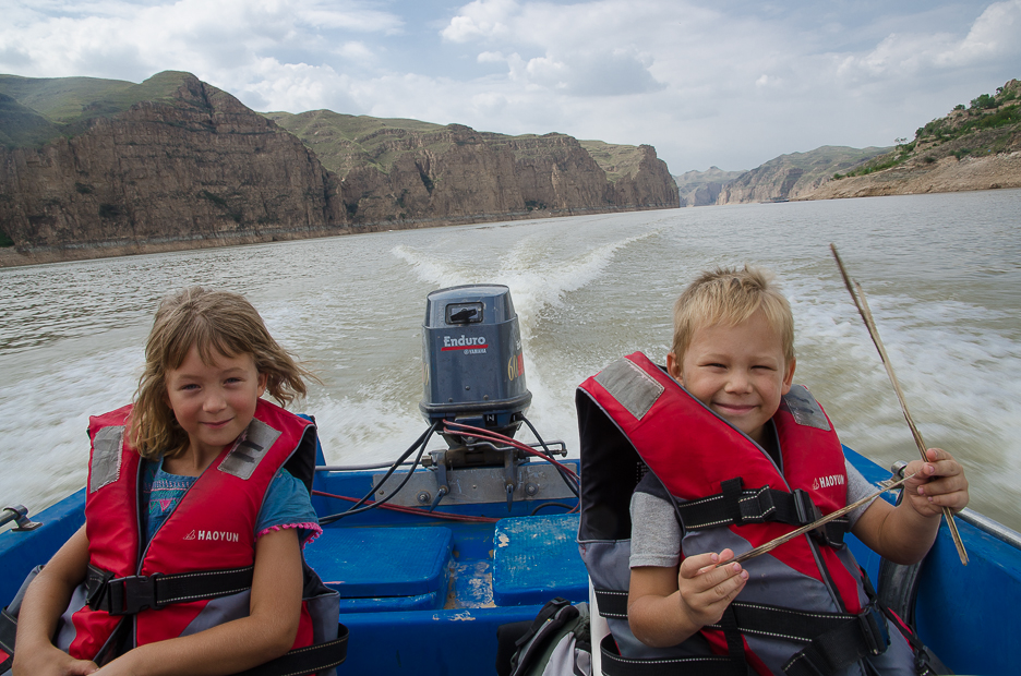 innermongolialaoniuwannationalgeoparkcruiseonyellowriver.jpg