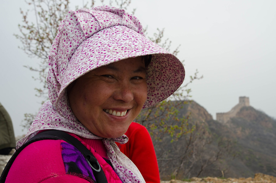 jingshanlinggreatwalllocalwoman.jpg