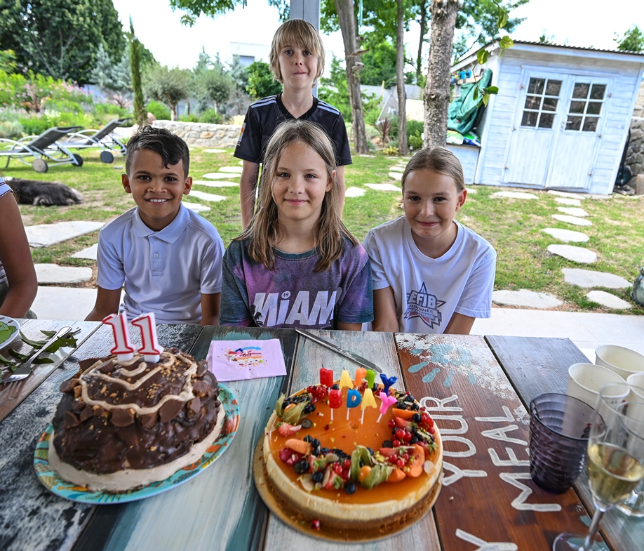 birthdaycakegwenifriends.jpg