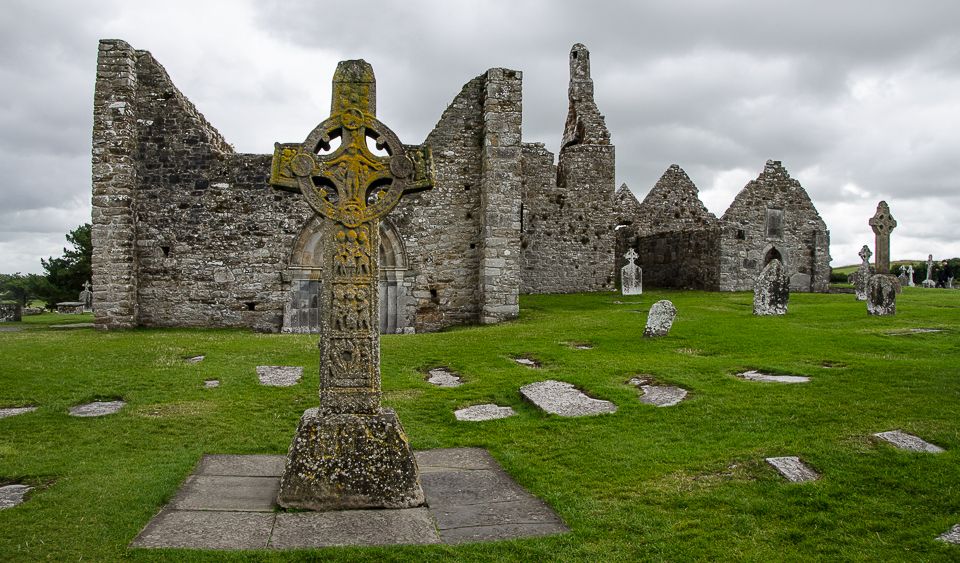clonmacnoiseruinedcathedral.jpg