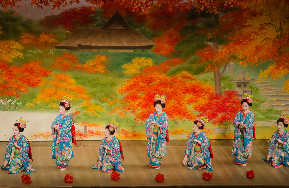 kyotogiondistrictgeishas.jpg