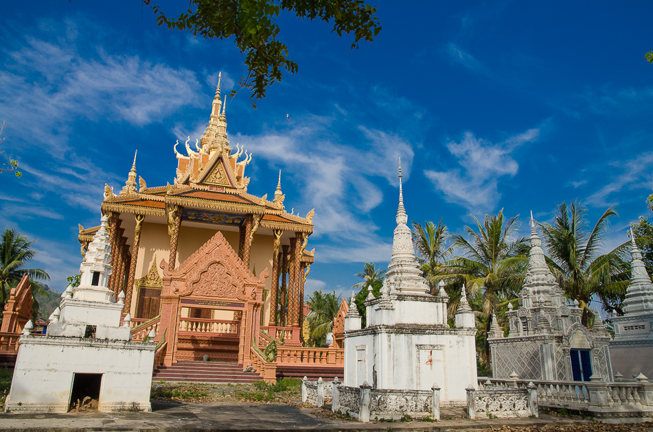 kampotbuddhisttemplegarden.jpg