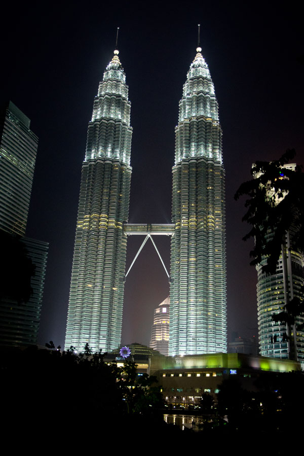 kualalumpurpetronastowersinthenight.jpg