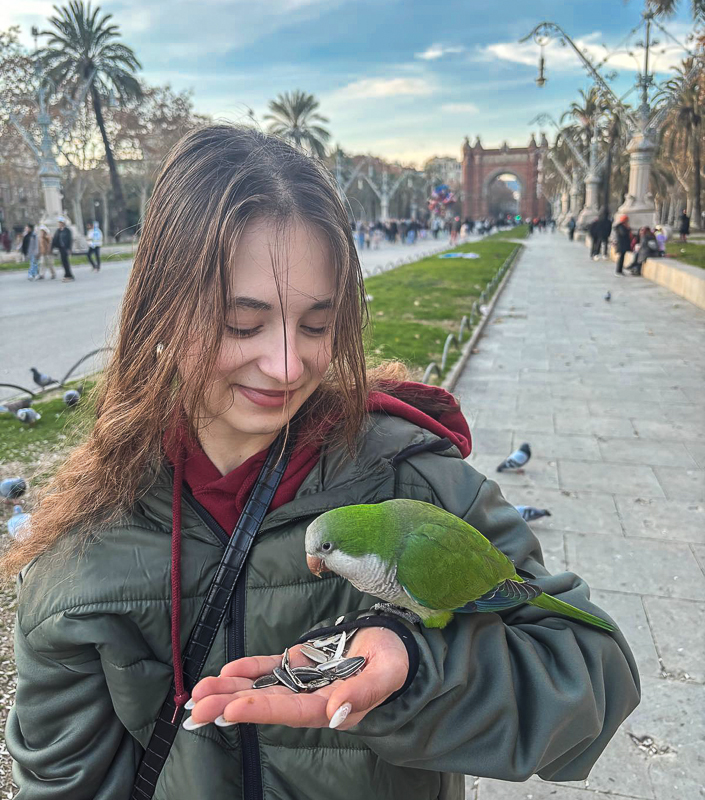 barcelona2025arcdetriomffeedingparrots.jpg