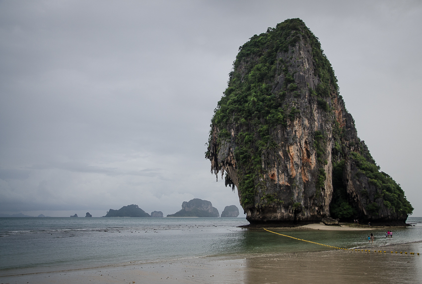 krabirailayphranangbeachrocks.jpg