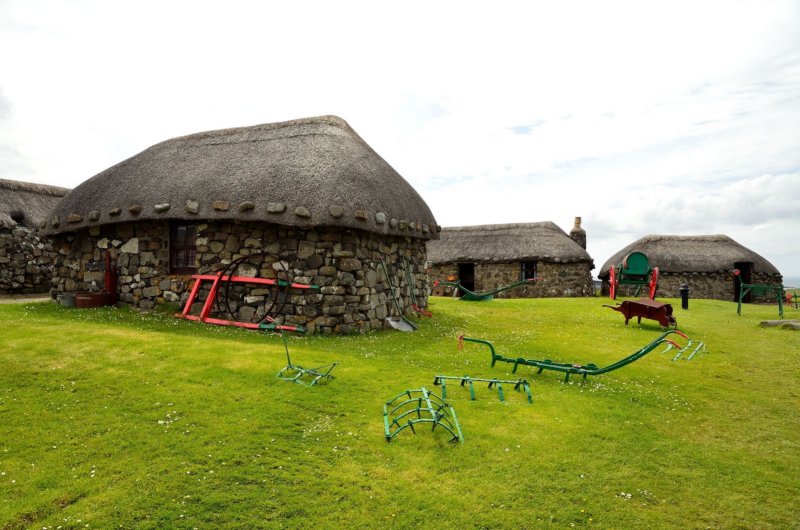 ktskoisleofskyethatchedcottages.jpg